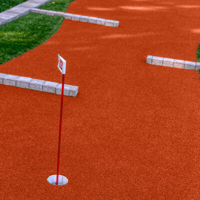 Minigolf-Platz mit Kunstrasen auslegen: Die moderne Lösung für langlebigen Spielspaß - Minigolf-Platz mit Kunstrasen auslegen | Tipps, Vorteile &amp; Aufbau