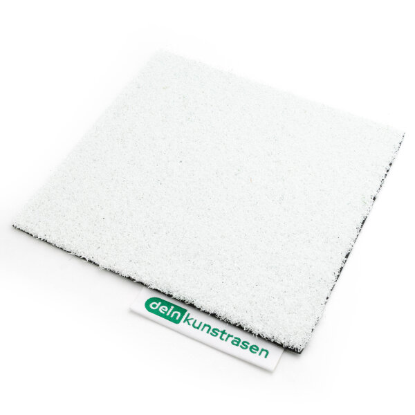 Detailaufnahme einer weißen, leicht strukturieren Oberfläche in Dreiecksform, die an Deckenplatten oder Dämmplatten erinnert. Die Textur wirkt faserig und gleichmäßig verteilt.