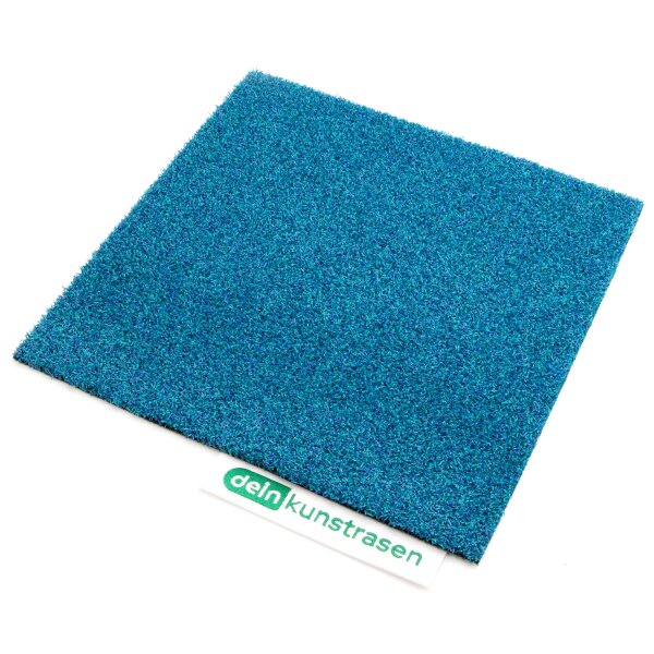 Querschnitt durch einen blauen Kunstrasen mit unterschiedlich langen, dicht stehenden, biegsamen Kunststofffasern auf einer schwarzen Trägerschicht vor weißem Hintergrund.