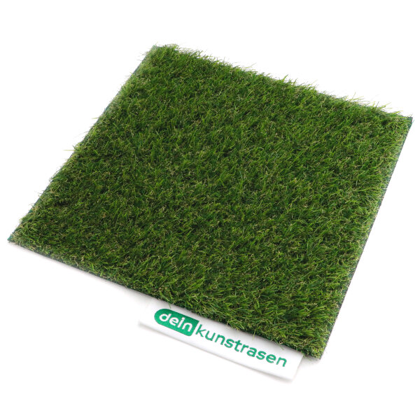 Querschnitt einer künstlichen Rasenmatte mit grün-gelben Kunststoffhalmen vor weißem Hintergrund.