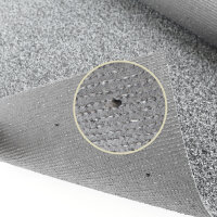 Nahaufnahme einer grauen, grobstrukturierten Matte mit faseriger Oberfläche, fotografiert schräg von oben.