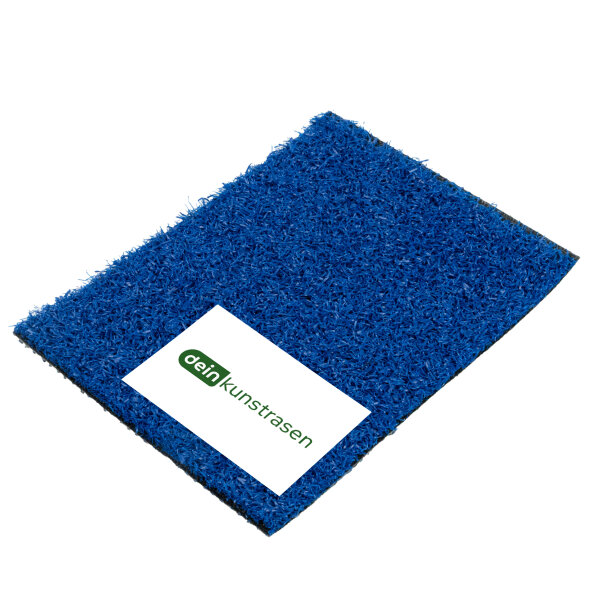 Nahaufnahme einer blauen Teppichfliese mit feiner, gleichmäßiger Oberfläche; das quadratische Stück ist diagonal ins Bild gelegt und füllt fast den gesamten Bildausschnitt.