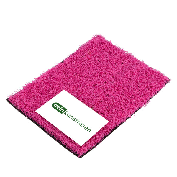 Ecke einer pinken Matte mit rauer, faseriger Oberfläche, schräg fotografiert vor weißem Hintergrund.