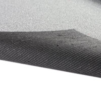 Nahaufnahme eines Kunstrasens, daneben eine 2-Euro-Münze als Größenvergleich. Textangaben: Gesamthöhe circa 8 mm, Obermaterial aus Polypropylen, frei von Blei und Kadmium, Rücken aus 100 % PP-Trägermaterial, UV-stabilisiert. Symbole für Global Recycled Standard und Brandschutz (Cfl-s1). Überschrift: Produktinformation.