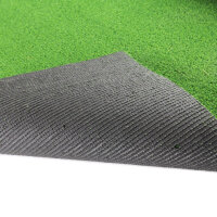 Nahaufnahme eines künstlichen Rasens, bei dem eine Ecke umgeklappt ist, sodass das schwarze Rückseitenmaterial sichtbar wird. Ein Kreis mit Vergrößerung zeigt ein kleines Drainageloch im Rückmaterial. Rechts daneben steht auf rotem Hintergrund: Drainagelöcher im Rückenmaterial. Unten steht: Wasserdurchlässig bis 60 l/min/m².