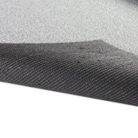 Nahaufnahme eines Kunstrasens, daneben eine 2-Euro-Münze als Größenvergleich. Textangaben: Gesamthöhe circa 8 mm, Obermaterial aus Polypropylen, frei von Blei und Kadmium, Rücken aus 100 % PP-Trägermaterial, UV-stabilisiert. Symbole für Global Recycled Standard und Brandschutz (Cfl-s1). Überschrift: Produktinformation.