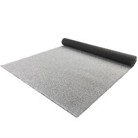 Nahaufnahme eines künstlichen Rasens, bei dem eine Ecke umgeklappt ist, sodass das schwarze Rückseitenmaterial sichtbar wird. Ein Kreis mit Vergrößerung zeigt ein kleines Drainageloch im Rückmaterial. Rechts daneben steht auf rotem Hintergrund: Drainagelöcher im Rückenmaterial. Unten steht: Wasserdurchlässig bis 60 l/min/m².