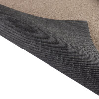 Nahaufnahme eines künstlichen Rasens, bei dem eine Ecke umgeklappt ist, sodass das schwarze Rückseitenmaterial sichtbar wird. Ein Kreis mit Vergrößerung zeigt ein kleines Drainageloch im Rückmaterial. Rechts daneben steht auf rotem Hintergrund: Drainagelöcher im Rückenmaterial. Unten steht: Wasserdurchlässig bis 60 l/min/m².