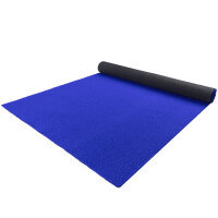 Nahaufnahme eines Kunstrasens, daneben eine 2-Euro-Münze als Größenvergleich. Textangaben: Gesamthöhe circa 8 mm, Obermaterial aus Polypropylen, frei von Blei und Kadmium, Rücken aus 100 % PP-Trägermaterial, UV-stabilisiert. Symbole für Global Recycled Standard und Brandschutz (Cfl-s1). Überschrift: Produktinformation.
