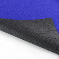 Nahaufnahme eines künstlichen Rasens, bei dem eine Ecke umgeklappt ist, sodass das schwarze Rückseitenmaterial sichtbar wird. Ein Kreis mit Vergrößerung zeigt ein kleines Drainageloch im Rückmaterial. Rechts daneben steht auf rotem Hintergrund: Drainagelöcher im Rückenmaterial. Unten steht: Wasserdurchlässig bis 60 l/min/m².
