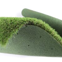 Eine teilweise aufgerollte Rolle Kunstrasen liegt auf weißem Hintergrund. Die grüne, grasähnliche Oberfläche ist vorne sichtbar, während auf der Rückseite eine schwarze, strukturierte Unterseite zu erkennen ist.