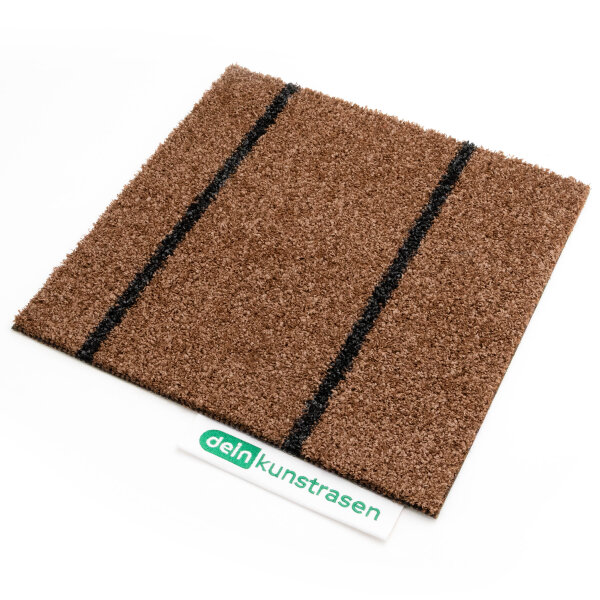 Ein brauner Fußmattenläufer mit schwarzen Streifen ist aufgerollt zu sehen. Die Bildbeschriftung gibt an: Rollenbreiten 2 oder 4 Meter, Längen bis 25 Meter. Die Begriffe „Breite“ und „Länge“ sind mit Pfeilen an den jeweiligen Seiten der Matte markiert.