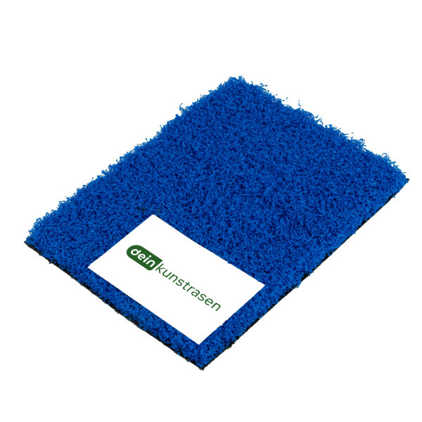 Querschnitt durch eine Matte mit einer dichten, blauen, gekräuselten Kunststoffoberfläche auf einer schwarzen Gummibasis vor weißem Hintergrund.
