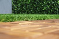 Ecke eines rechteckigen Stücks Kunstrasen mit dichtem, grünem Gras auf weißem Hintergrund.