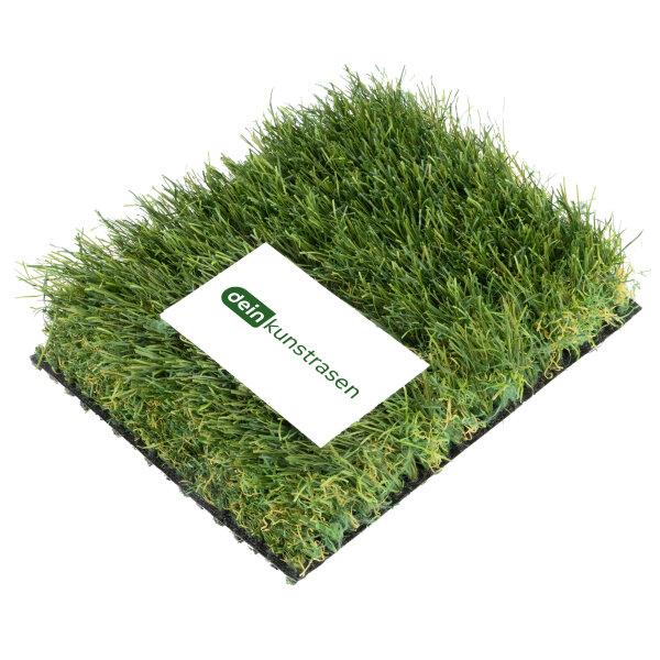 Ecke eines rechteckigen Stücks Kunstrasen mit dichtem, grünem Gras auf weißem Hintergrund.